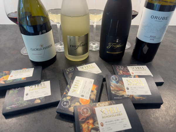 Weinflaschen mit Schokoladentafeln