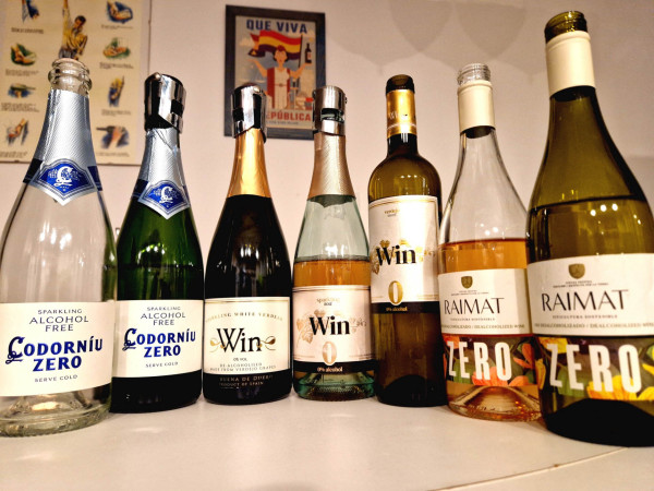 7 Flaschen Wein und Sekt ohne Alkohol auf einem Tisch