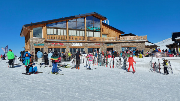 Skihütte mit vielen Menschen in Spanien