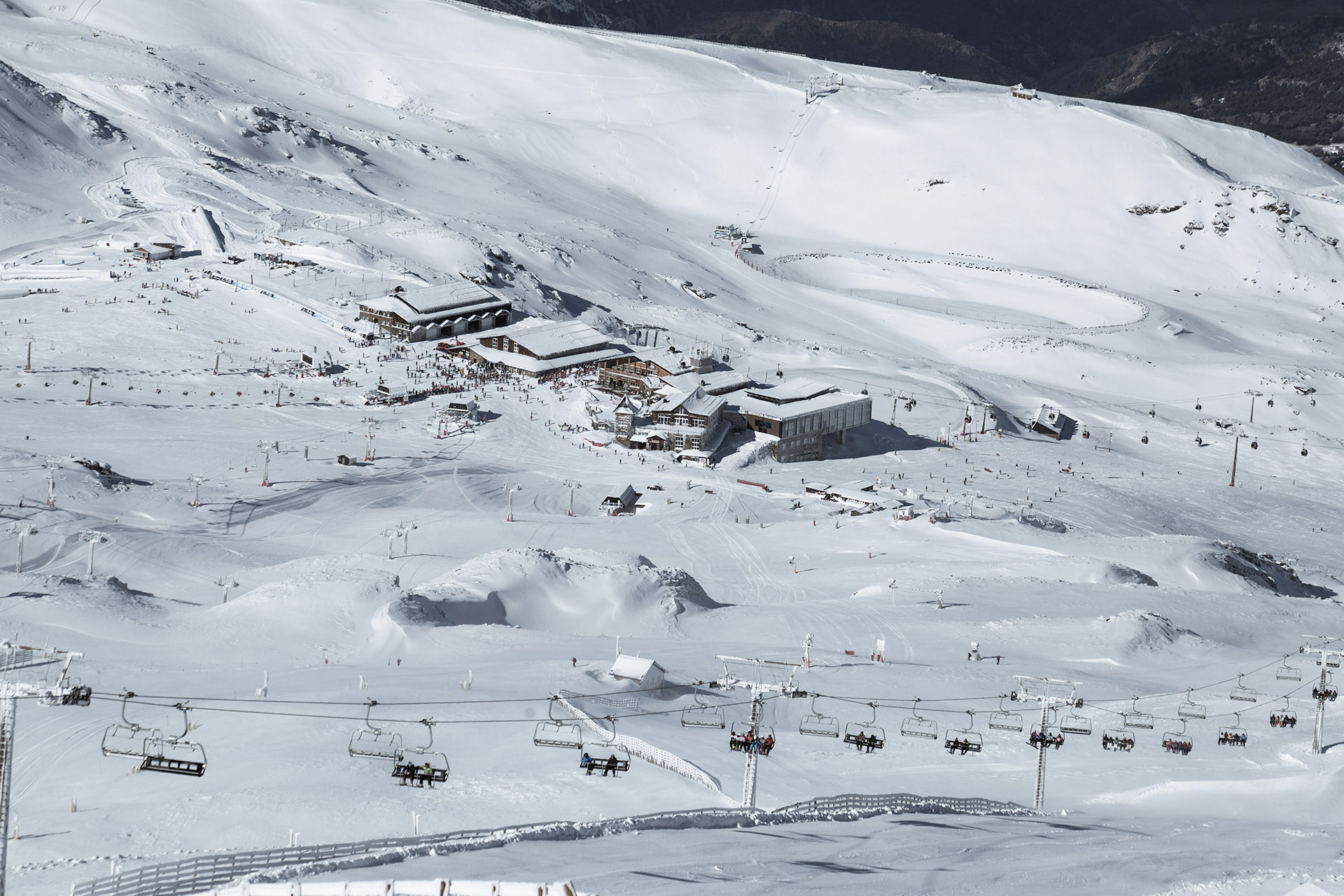 Schneelandschaft mit Skifahrern
