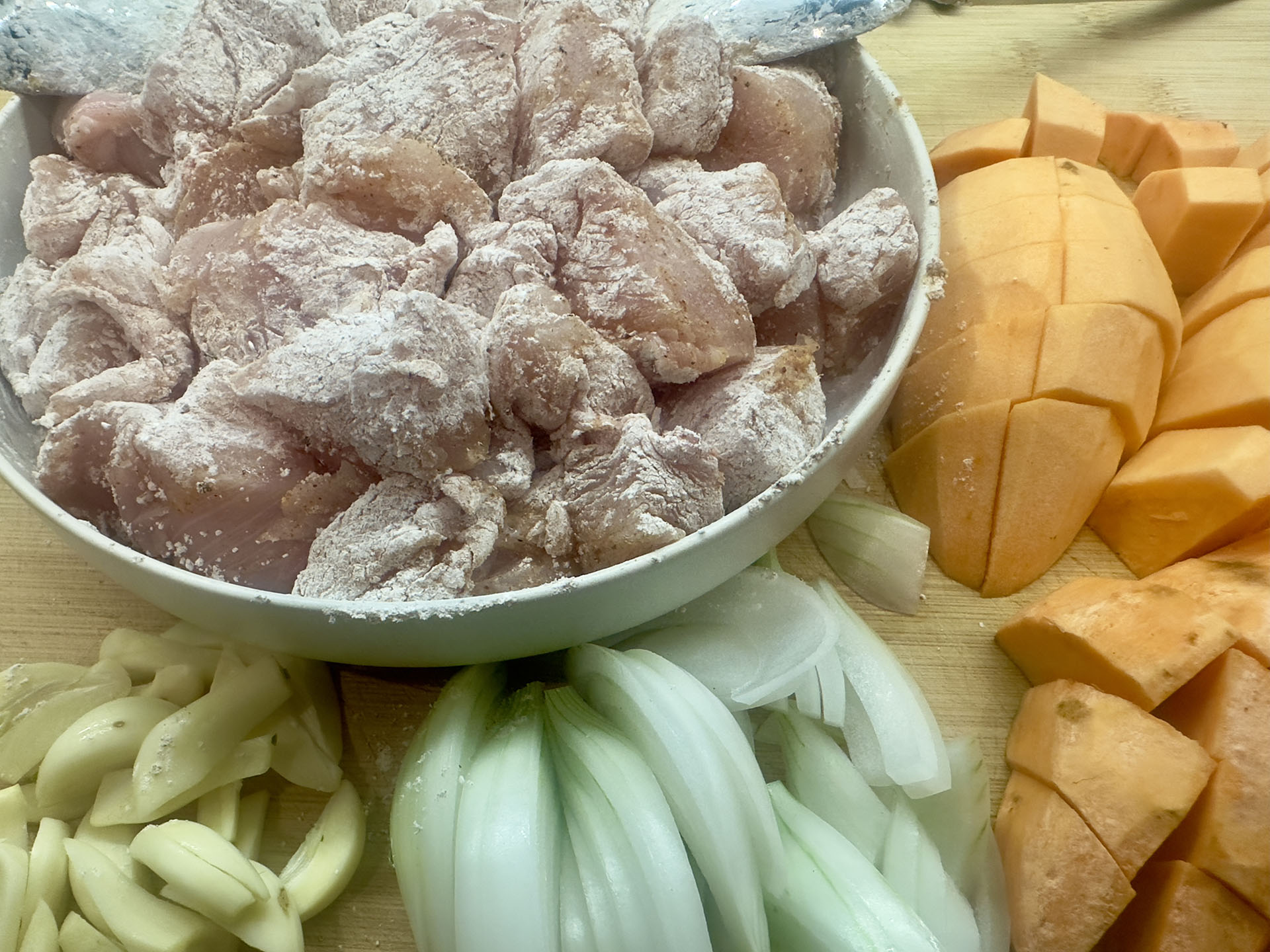 Gemüse geschnitten und Hühnchen mit Stärke und Gewürzen