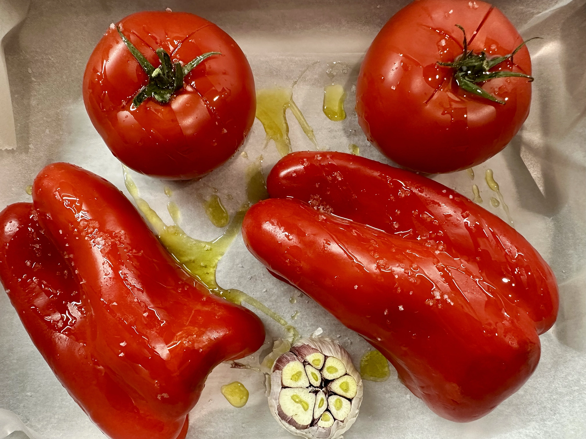 paprika,Tomaten,Knoblauch vorbereitet für den Backofen