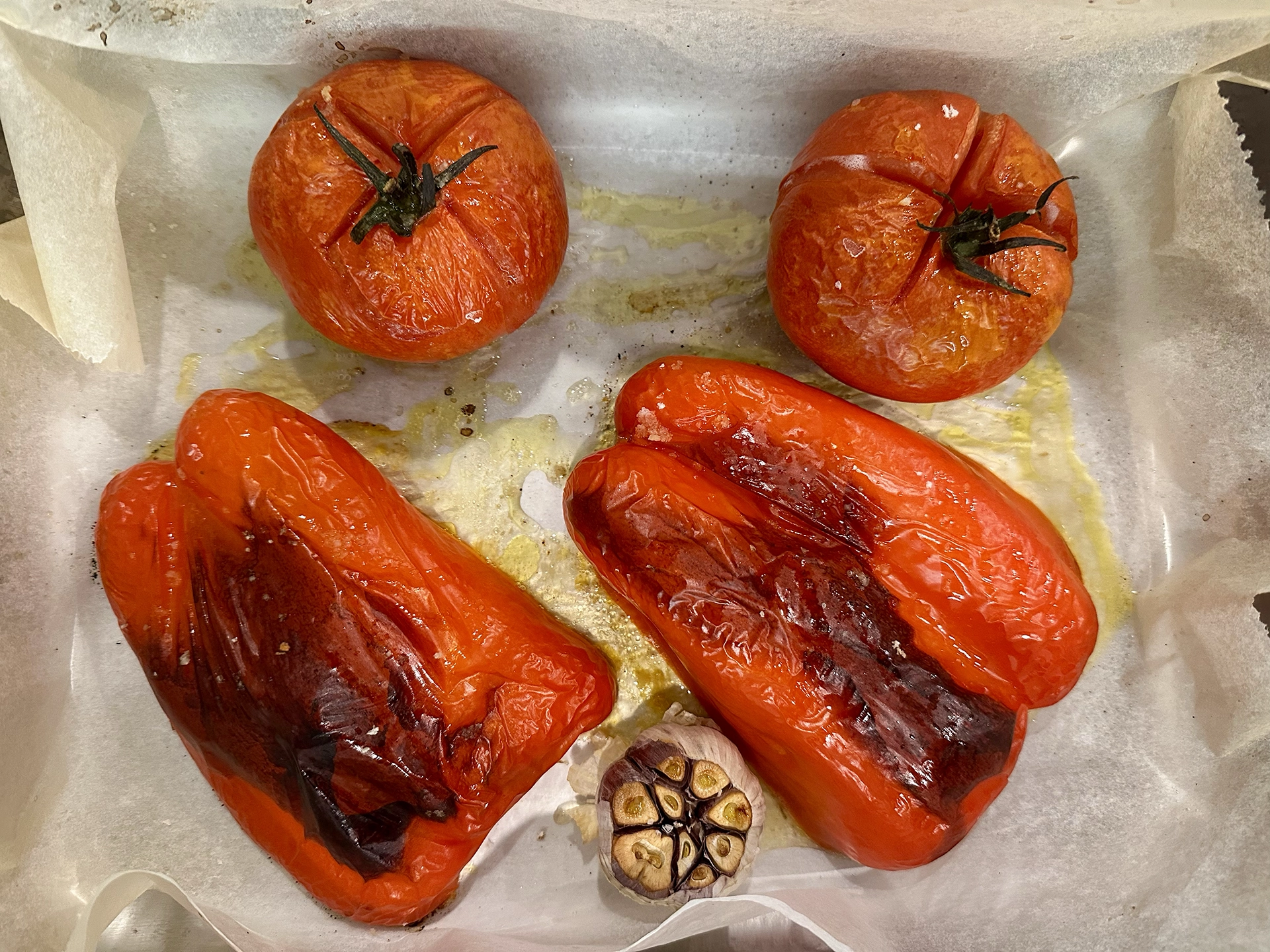 Tomaten, paprika und Knoblauch im Ofen geröstet in einer Schale