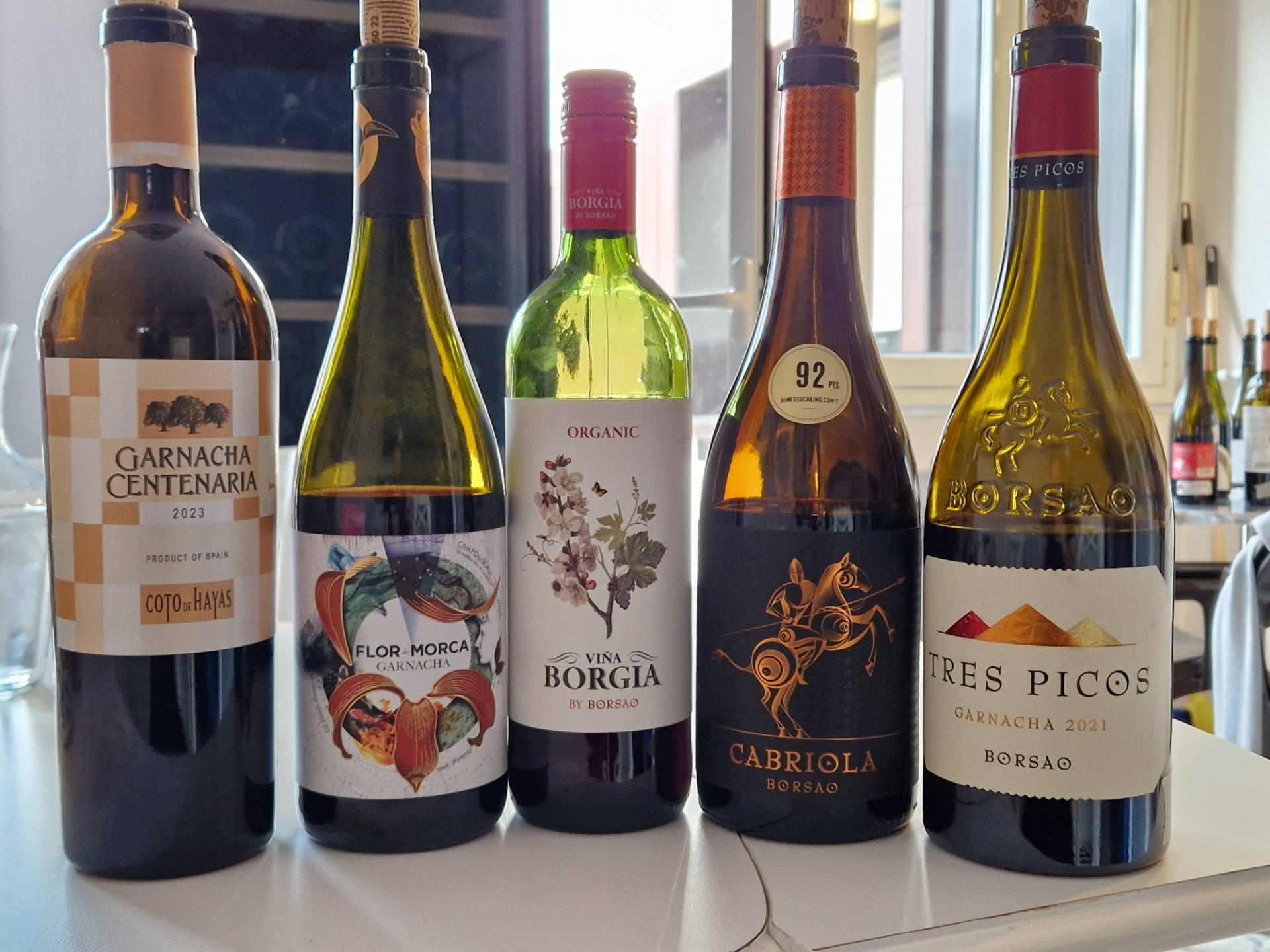 5 Flaschen Wein auf einem Tisch