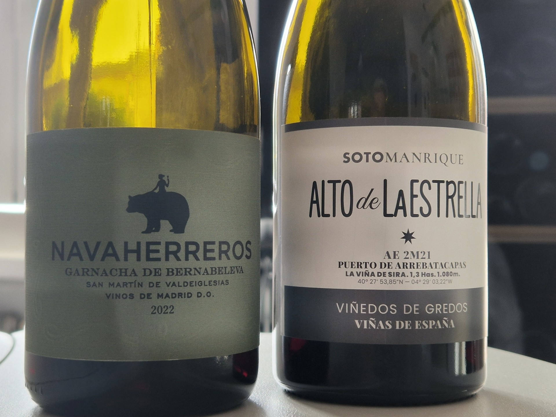 Zwei Garnacha Weine auf einem Tisch