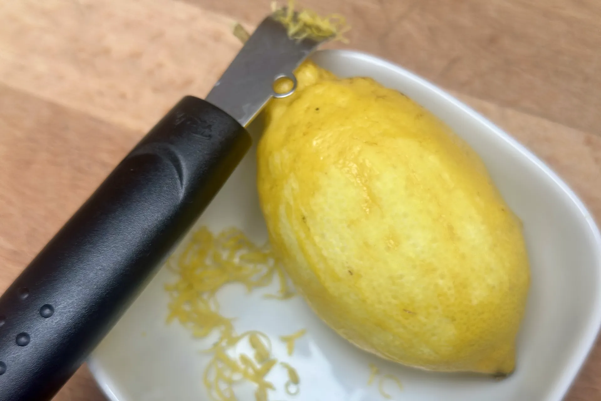 Zitronenzeste und Zitrone in Schälchen