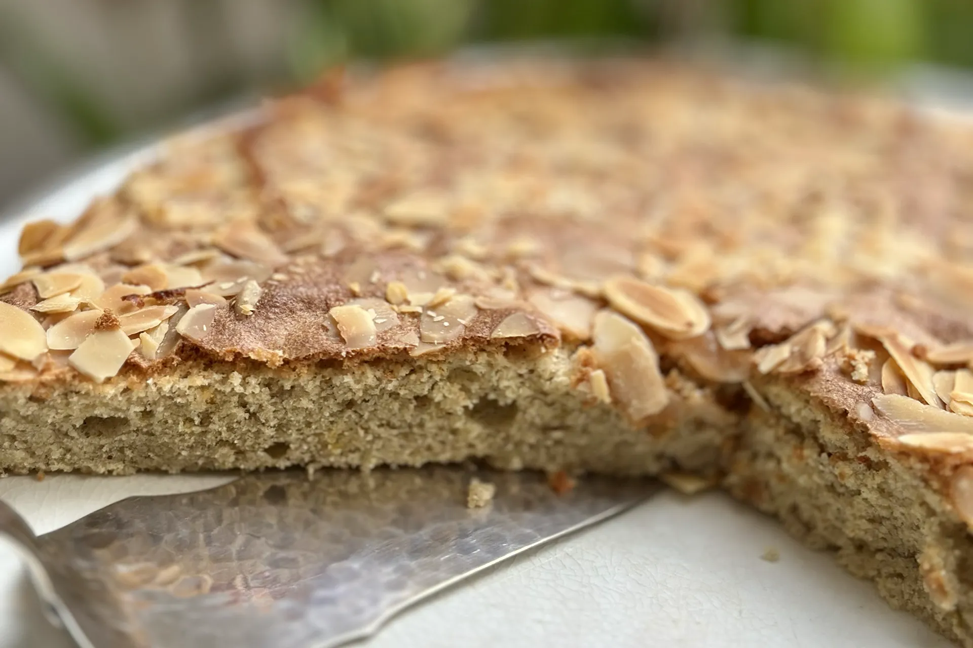 angeschnittener Mandelkuchen