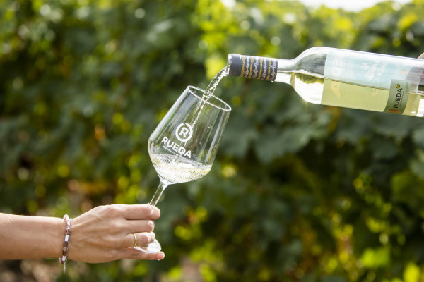 Wein wird in ein Glas eingeschenkt