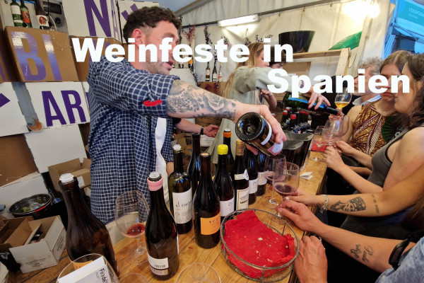 Ein Stand, an dem Wein ausgeschenkt wird