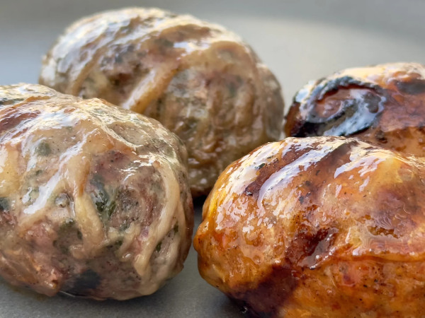 Figatells gegrillt auf einem Teller