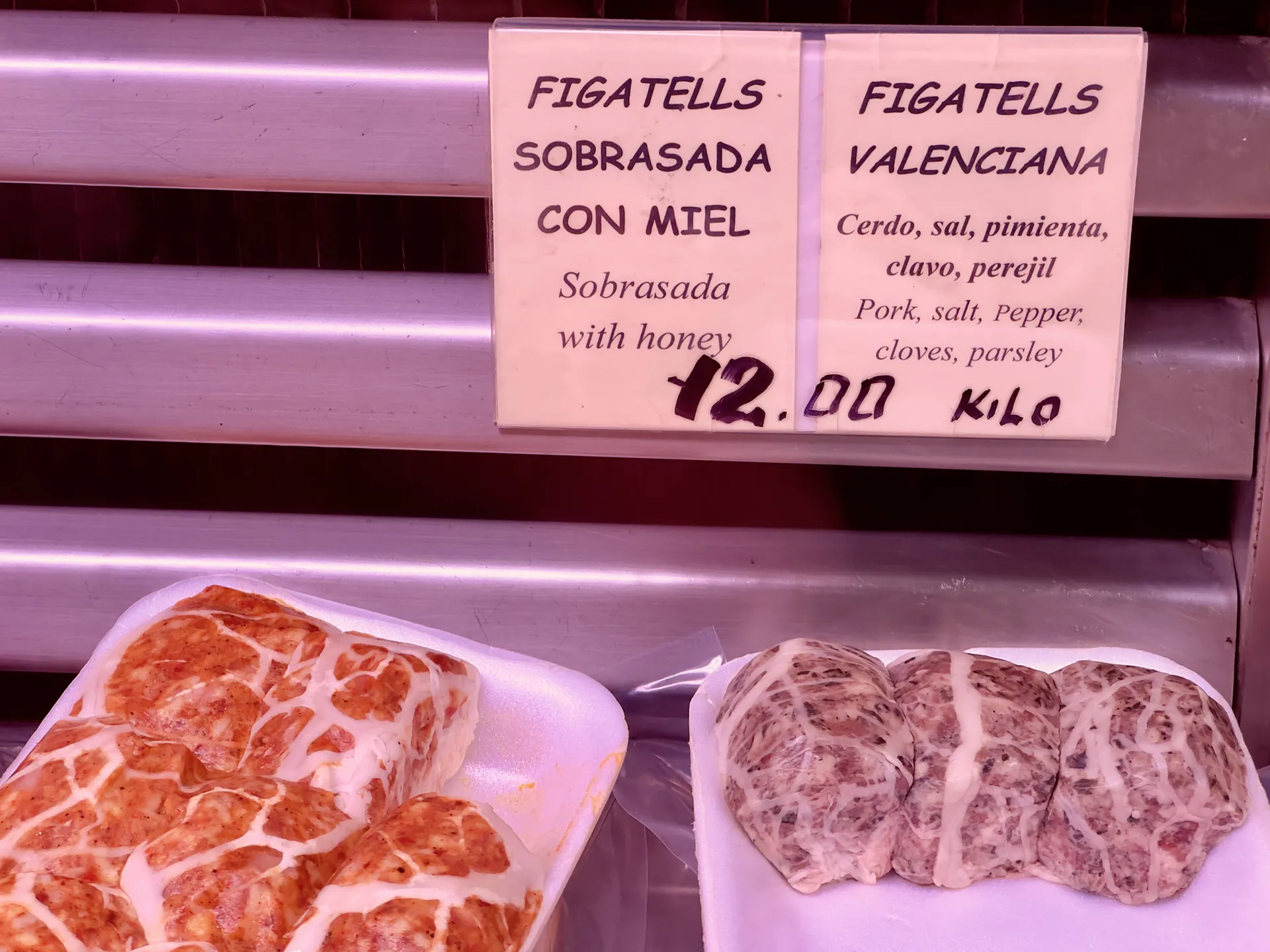 rohe Figatells Würstchen bei Metzger