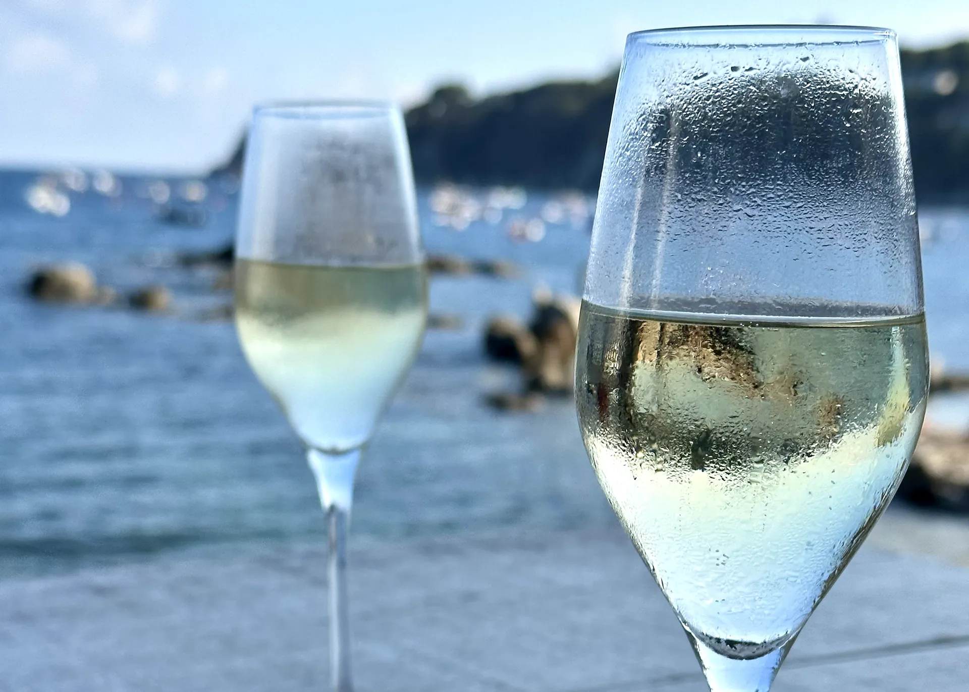 zwei Gläser mit Cafa am Strand