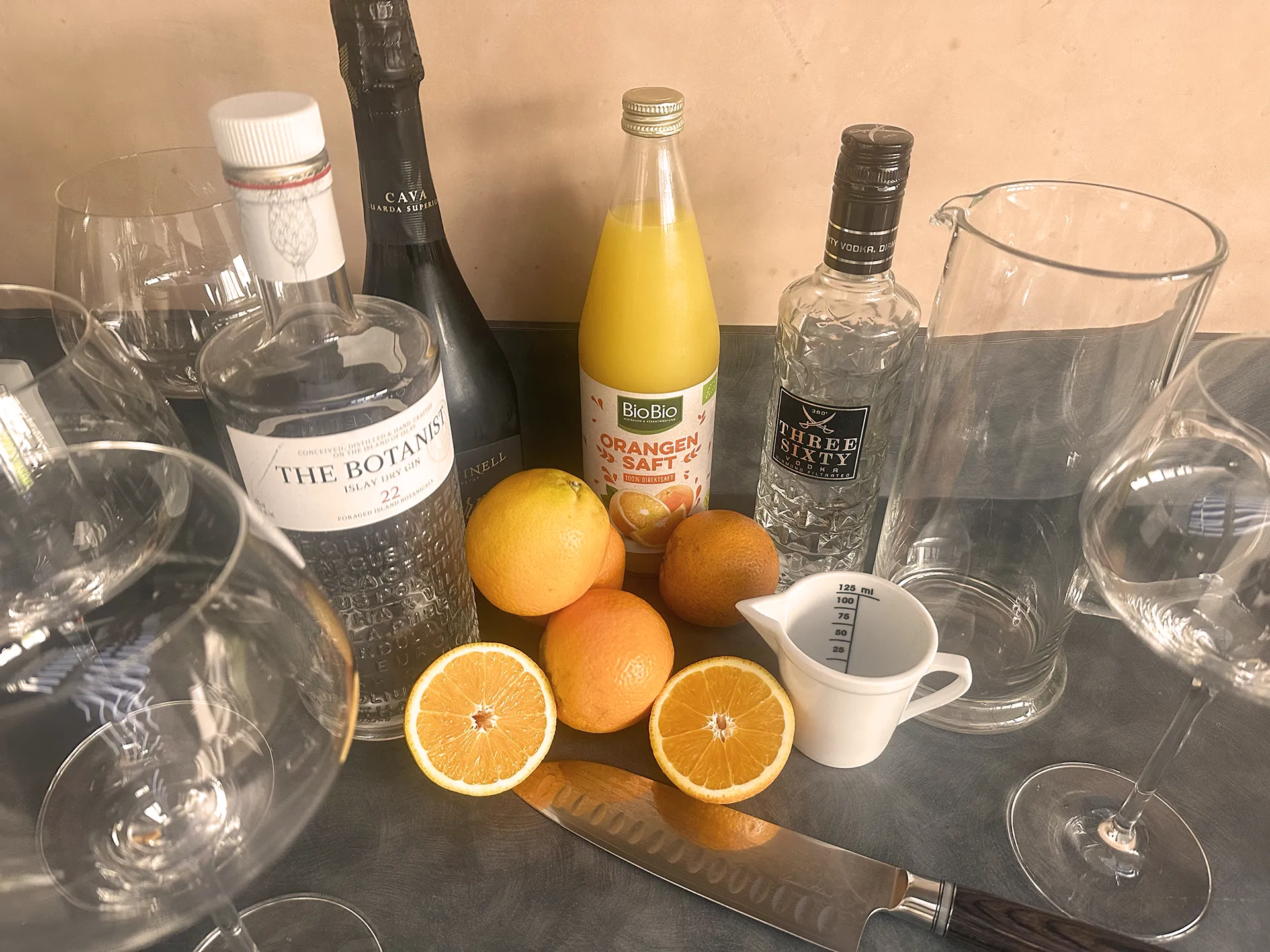 Zutaten auf einer Küchenplatte, Flaschen und Orangen