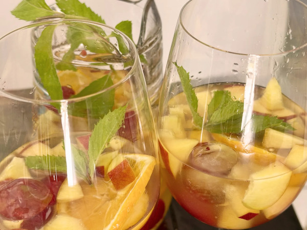 viele Gläser mit Sangria und Minze