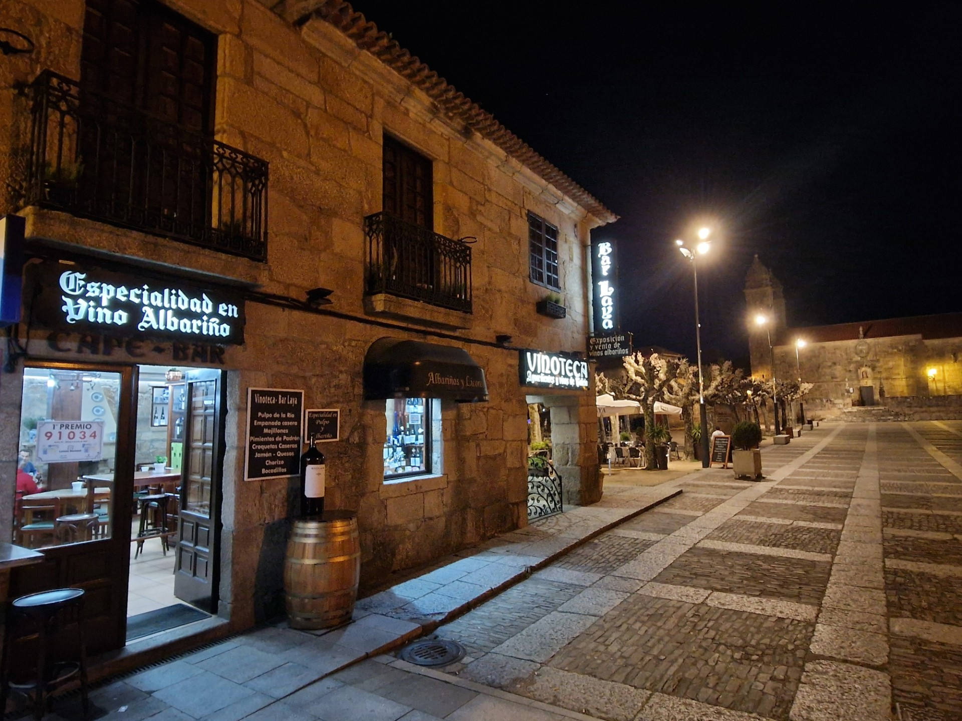 Weingeschäft mir Albariño-Werbung in Cambados