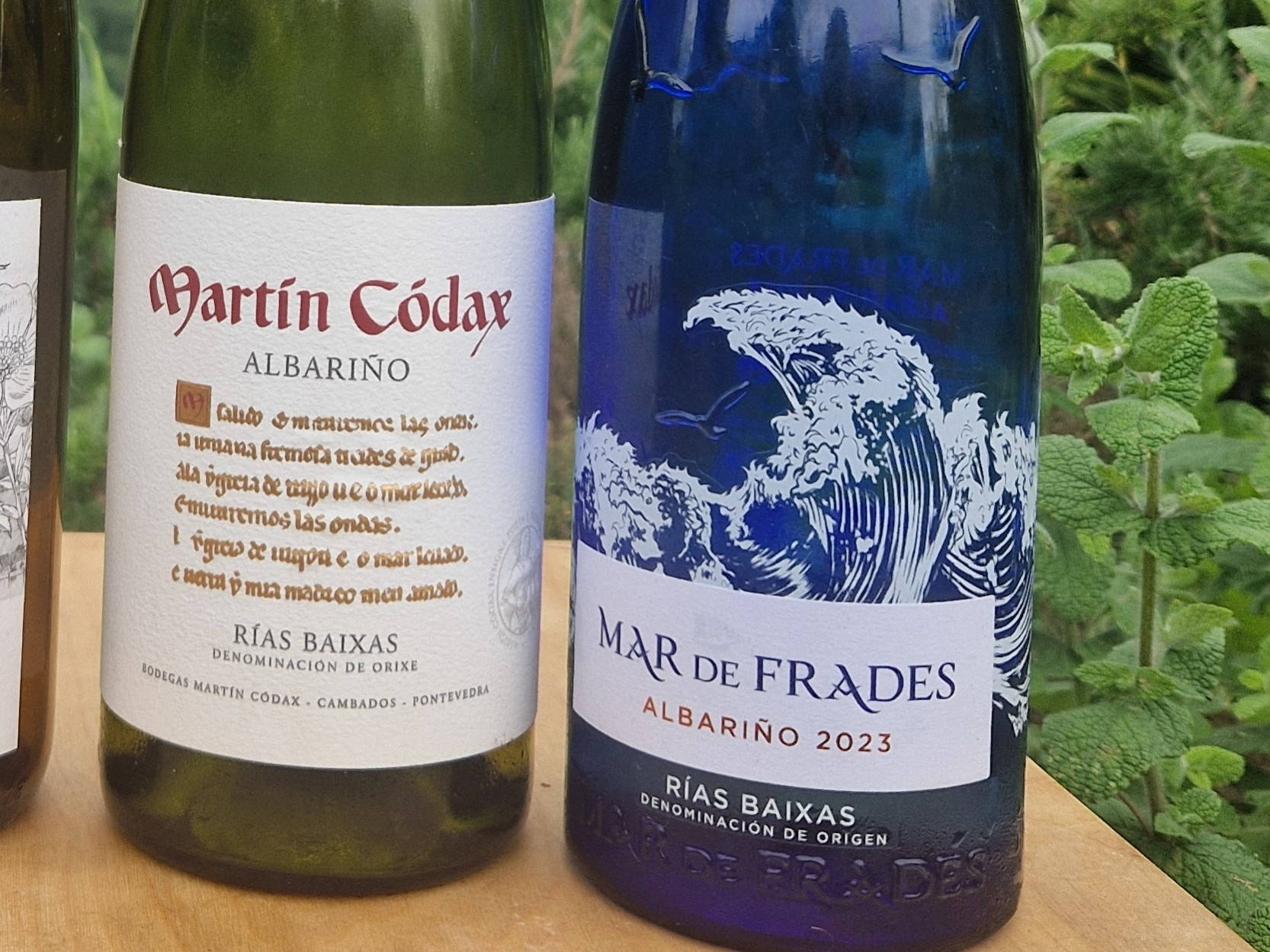 Zwei Flaschen Wein auf einem Tisch