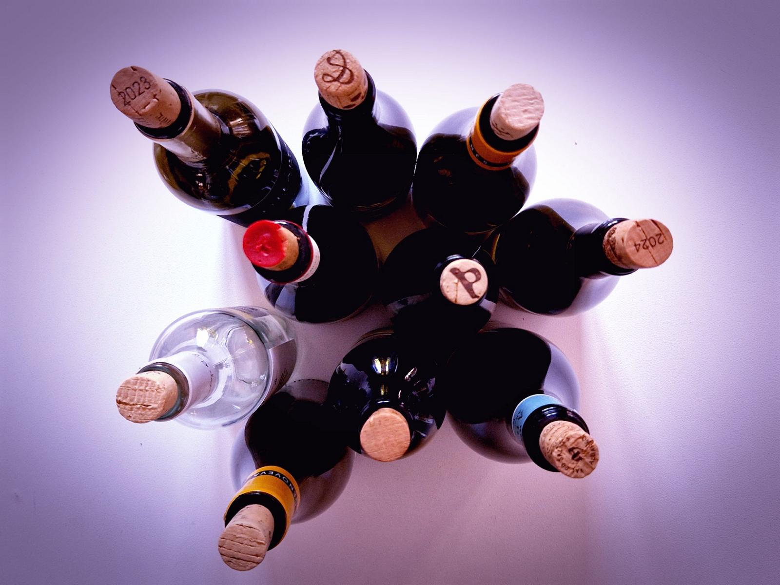 Viele Weinflaschen von oben fotografiert