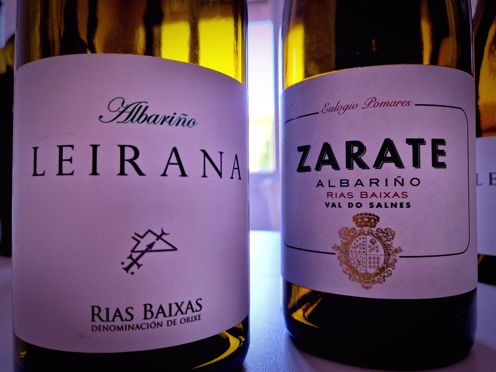 2 Etiketten von Weinflaschen