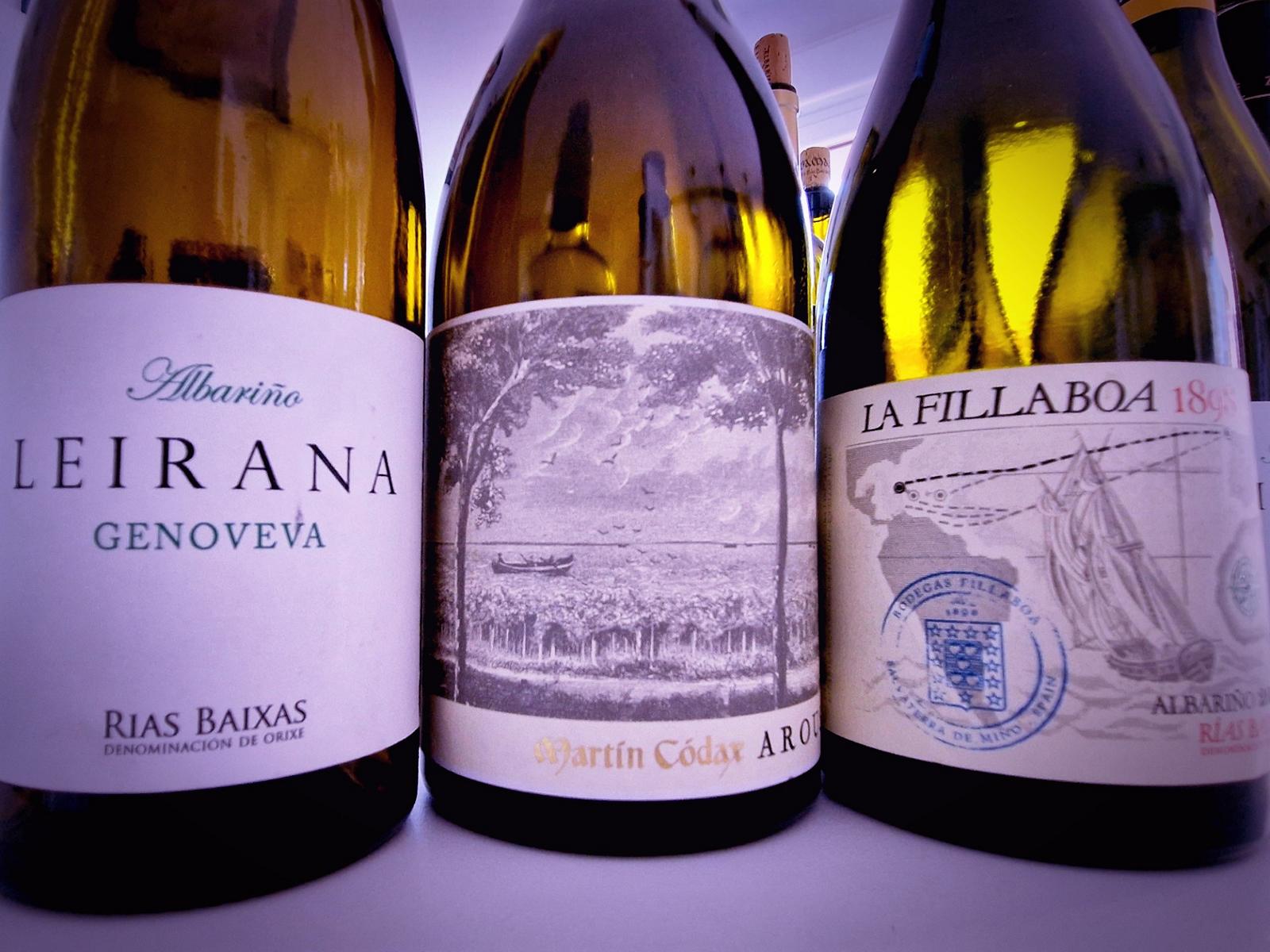 3 etiketten von Weinflaschen