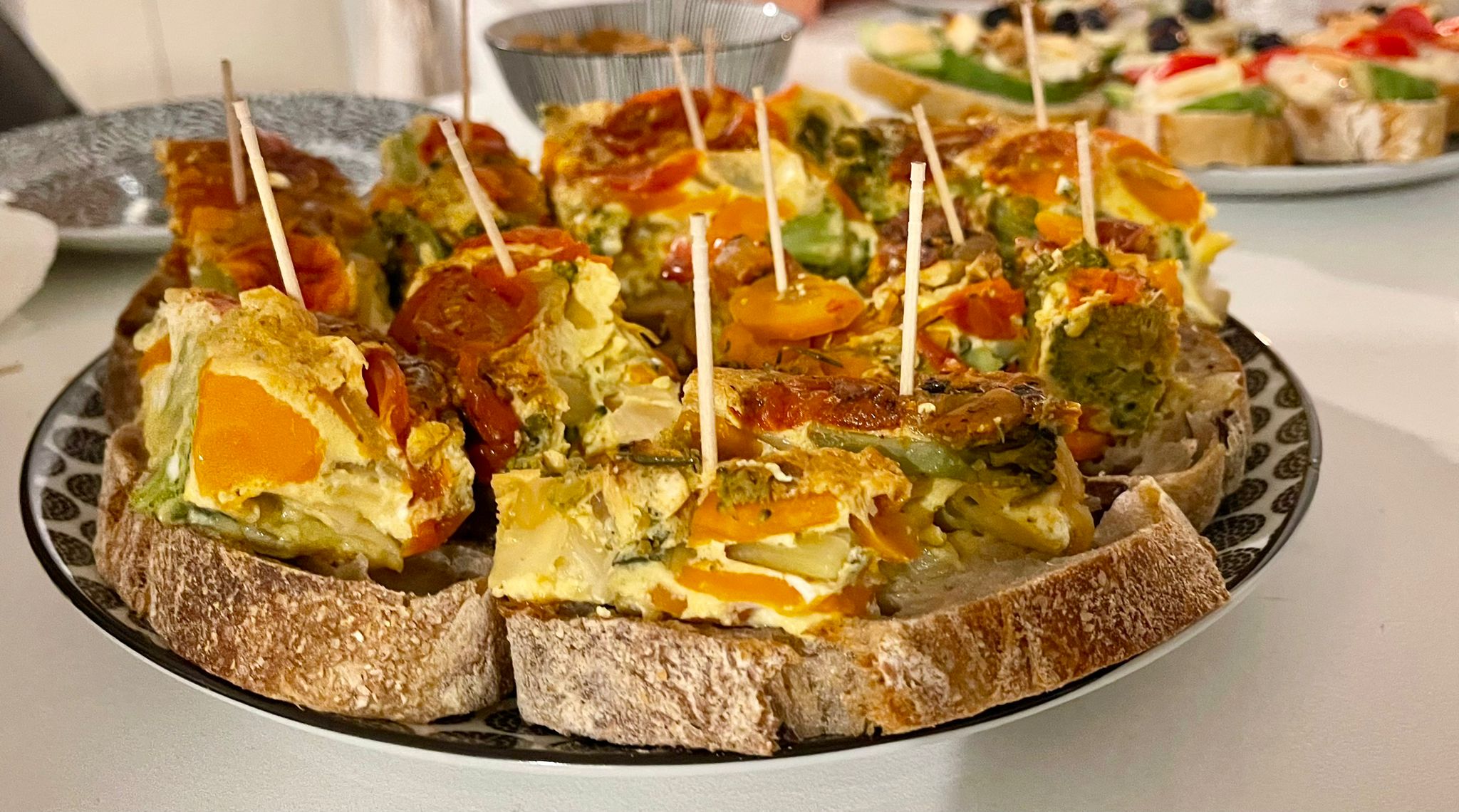 Ein Teller mit aufgespießten Pintxos