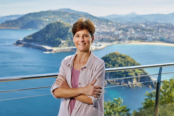 eine Frau, im Hintergrund das Meer