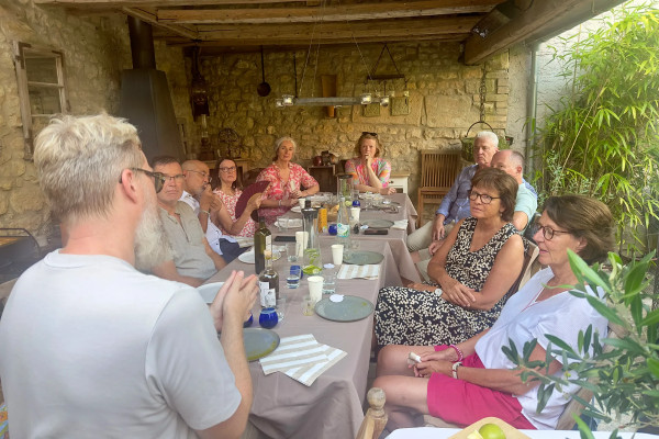 menschen sitzen an einem Tisch und hören zu