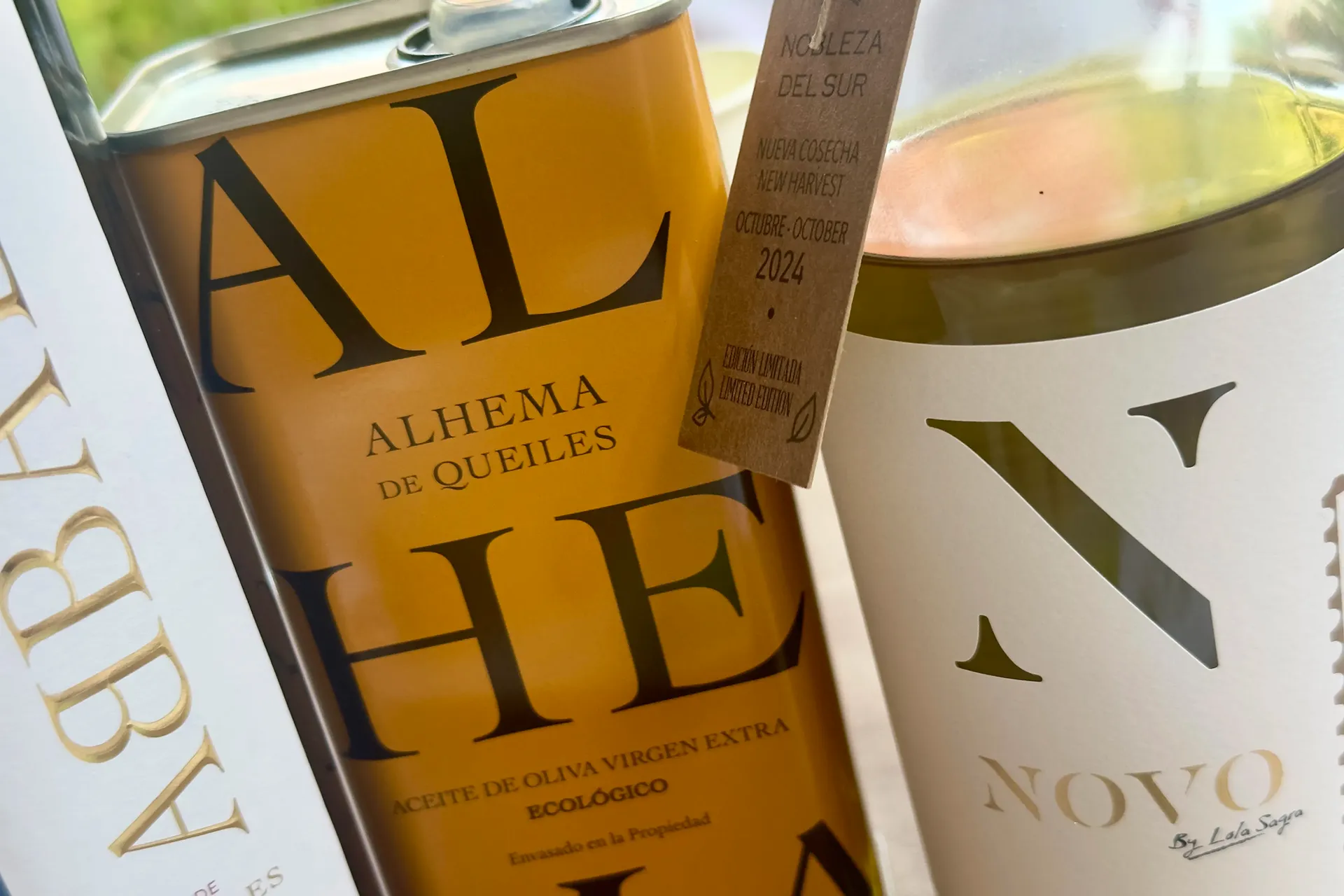 drei Olivenölbehälter