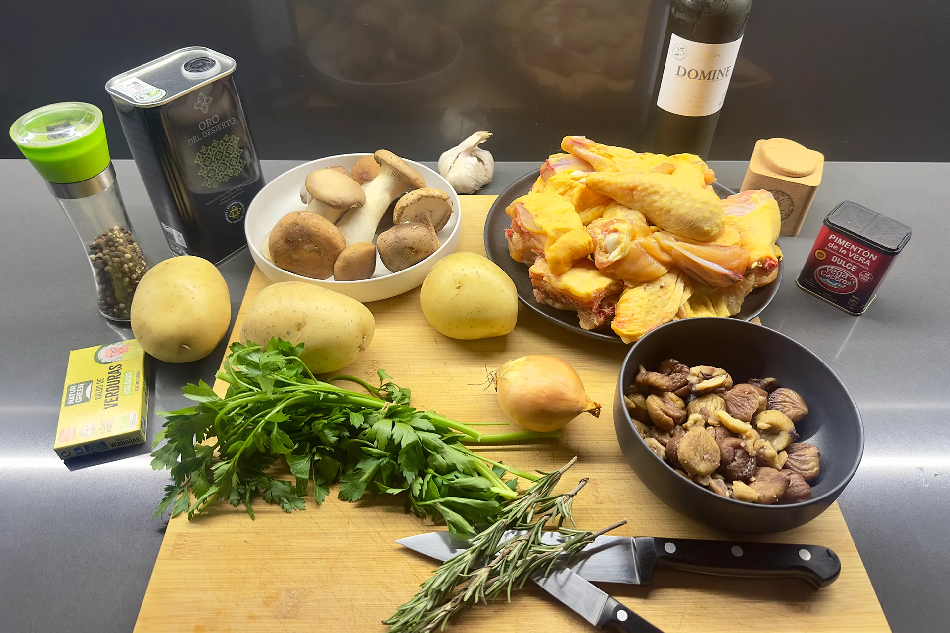 Zutaten für ein Hühncheneintopf auf einem Holzbrett in einer Küche