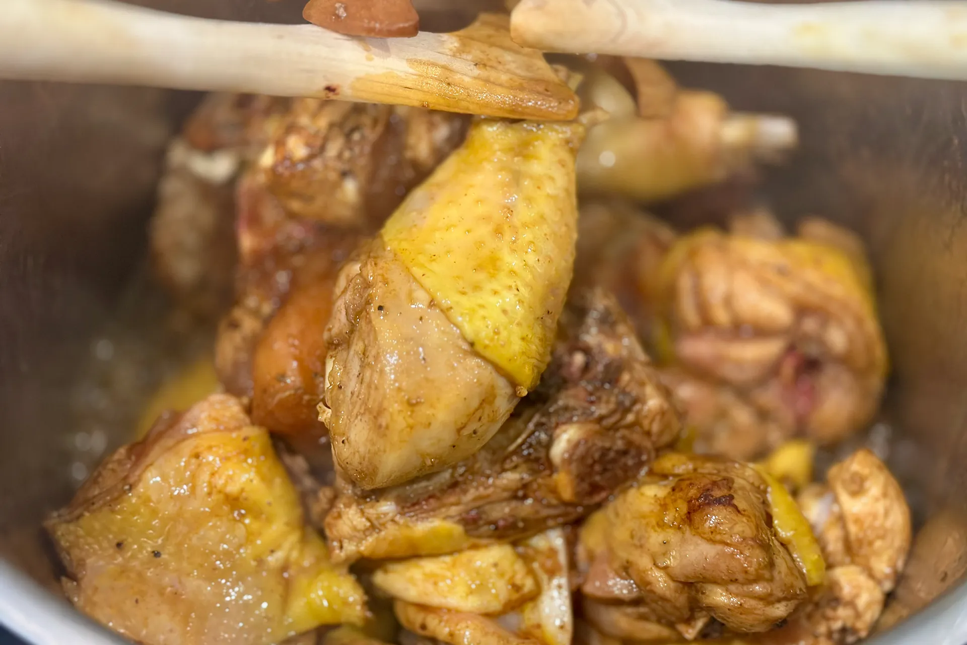 Hühnchenteil in einem Topf gewürzt