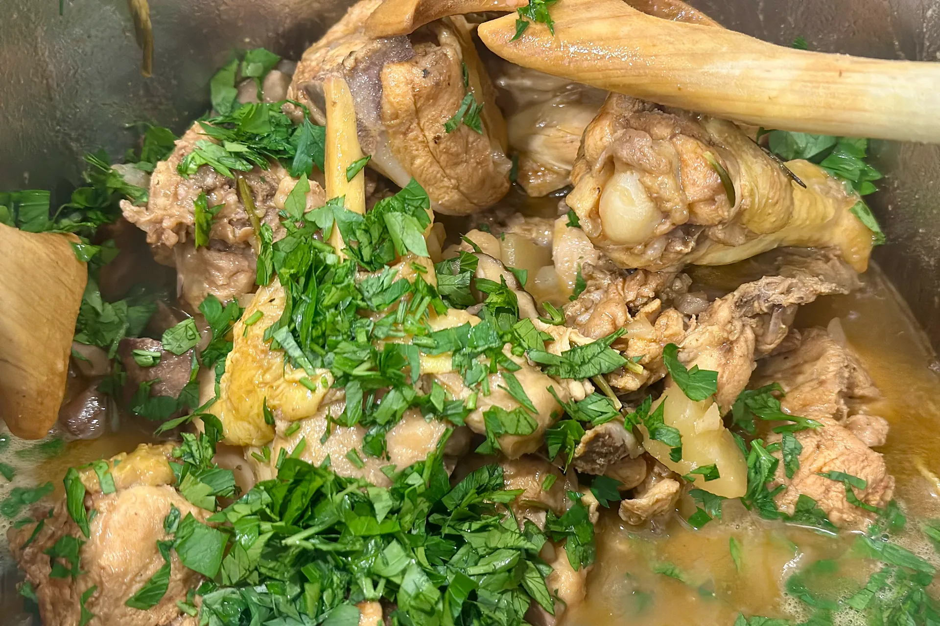 Topf mit Eintopf mit Petersilie bestreut