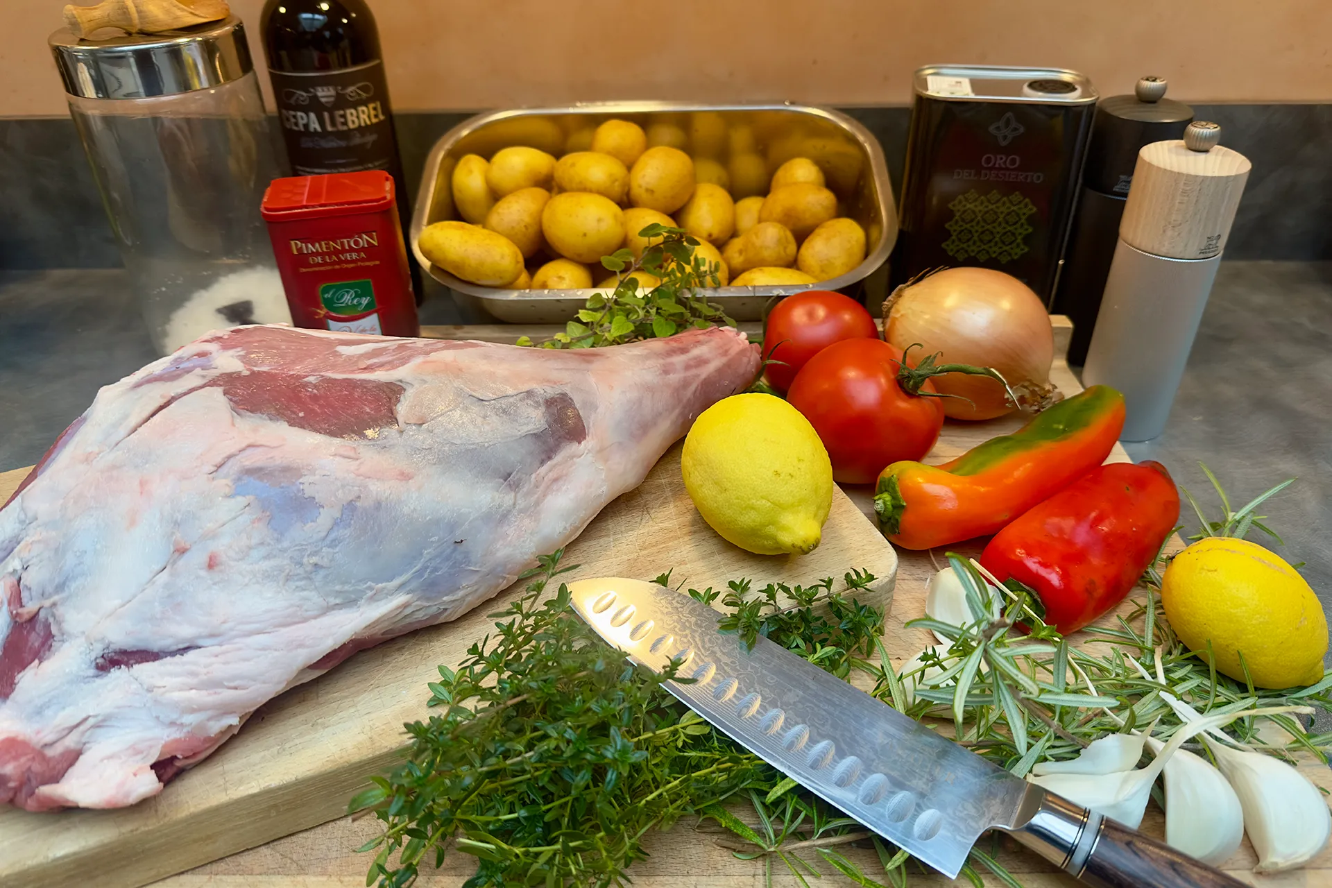 Alle Zutaten für Lammbraten aus dem Ofen auf einem Holzbrett