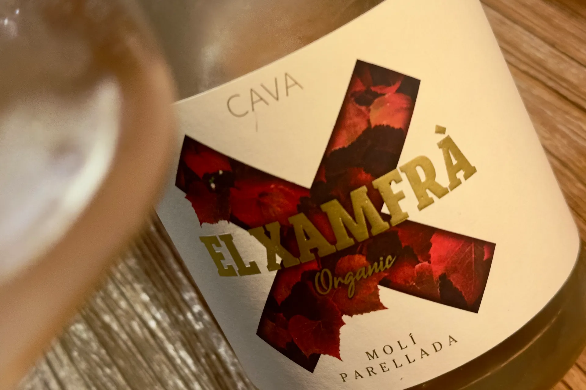 Eine Coverflasche mit einem Glas auf der Flasche ist ein großes X