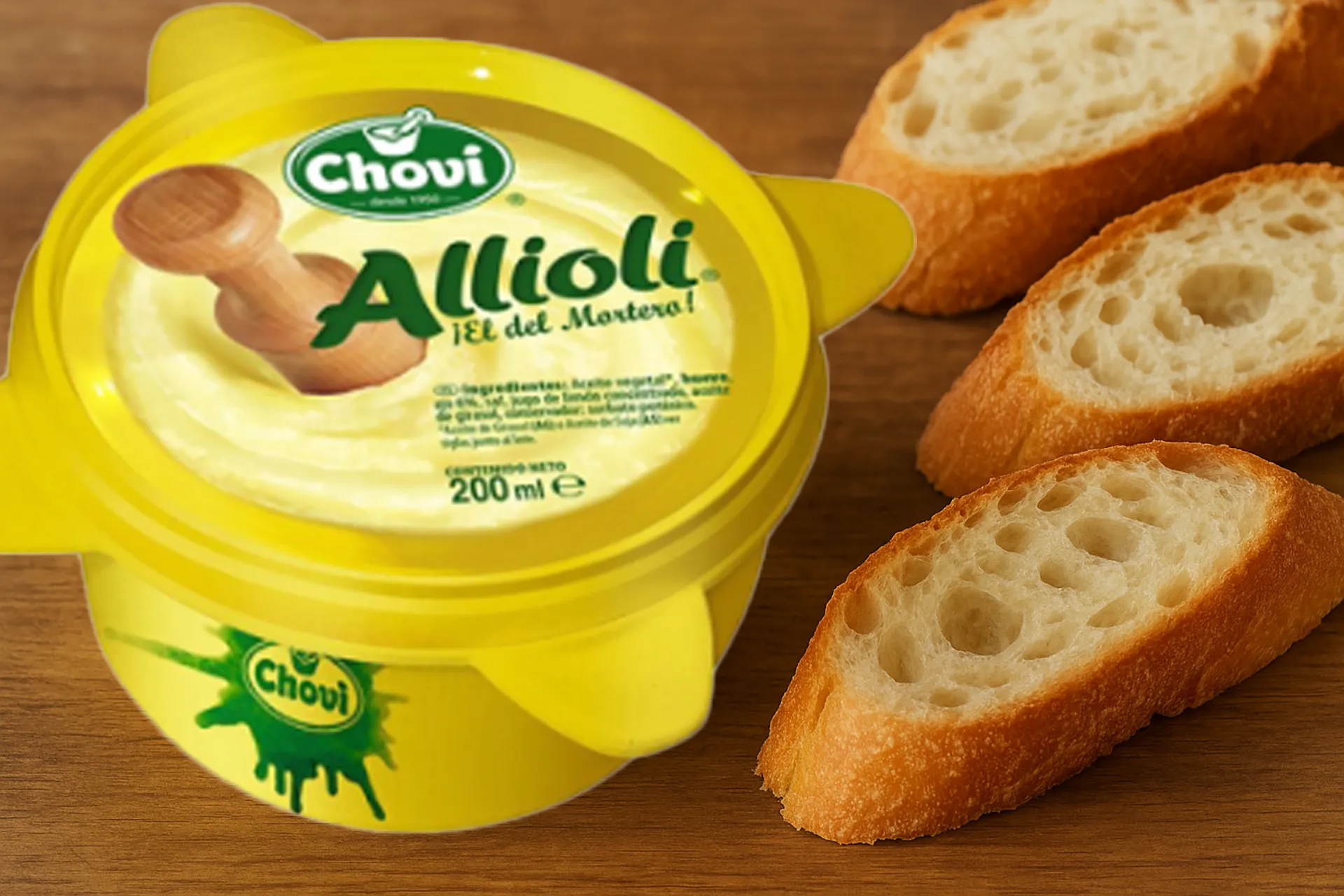 Die gelbe fertig Knoblauch Mayonnaise auf einem Holztisch neben Brot