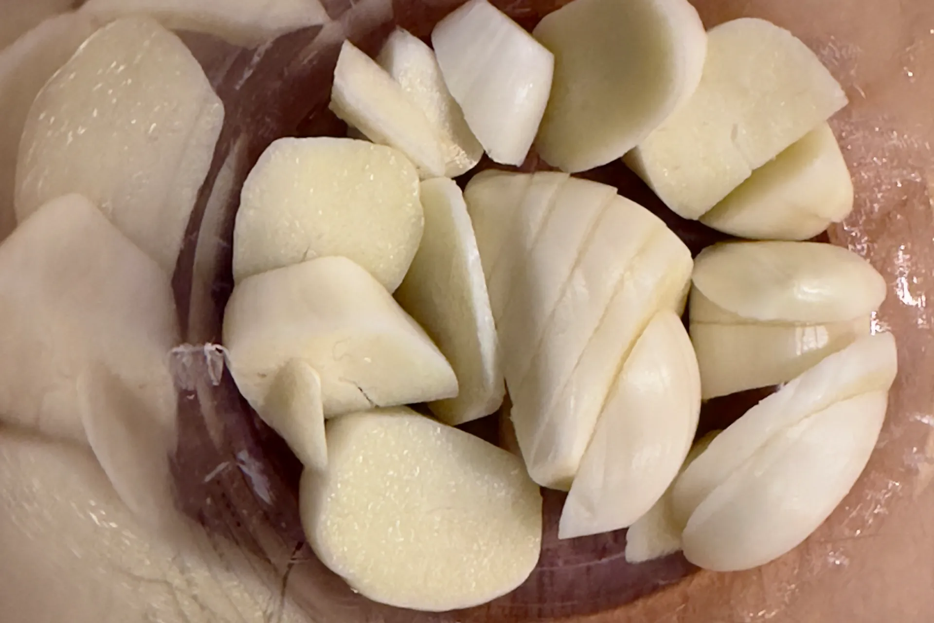 Klein Schnitten Knoblauchzehen in einem durchsichtigen Behältnis