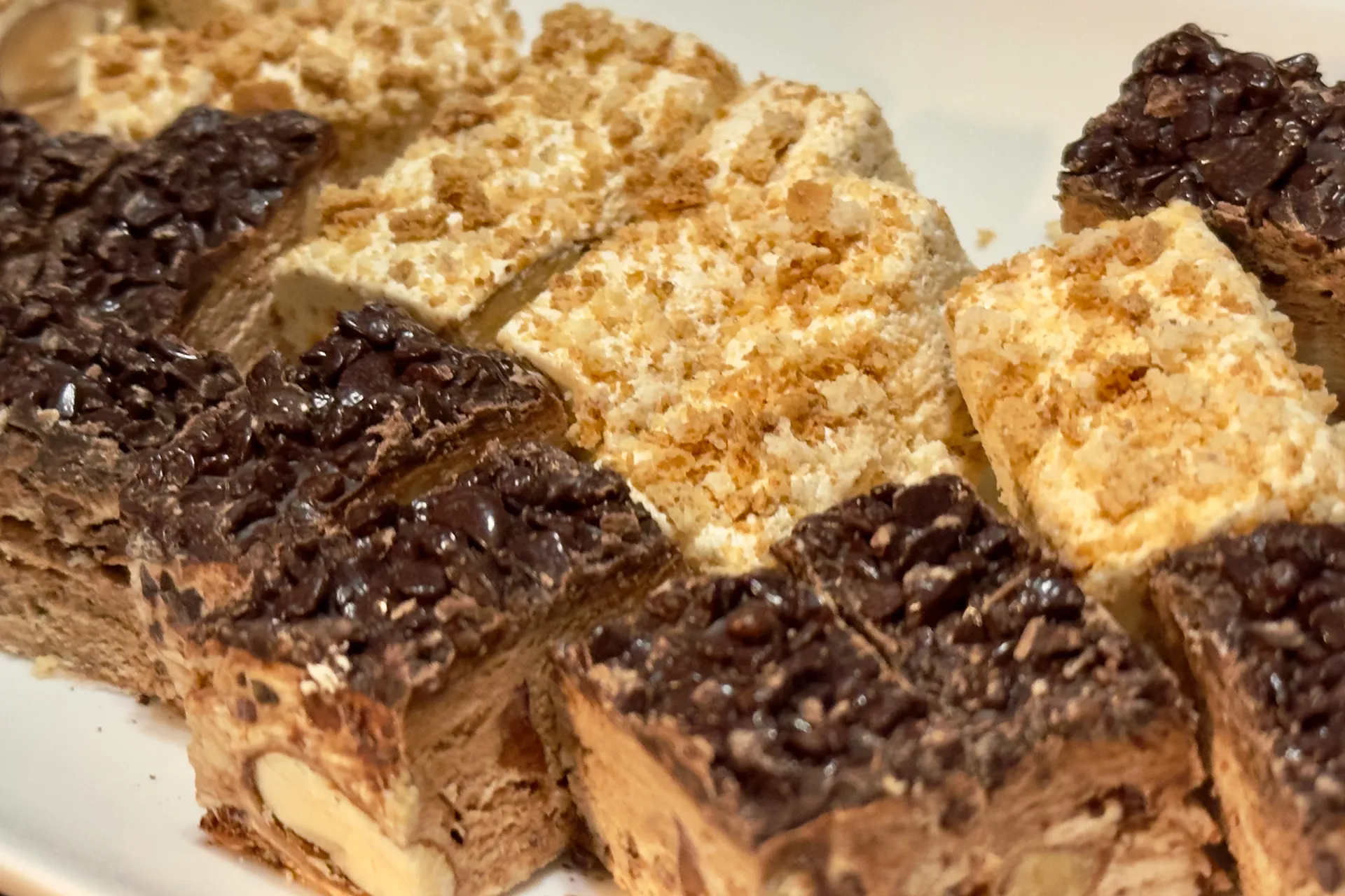 Spanisches Nougat aufgeschnitten auf einem weißen Teller