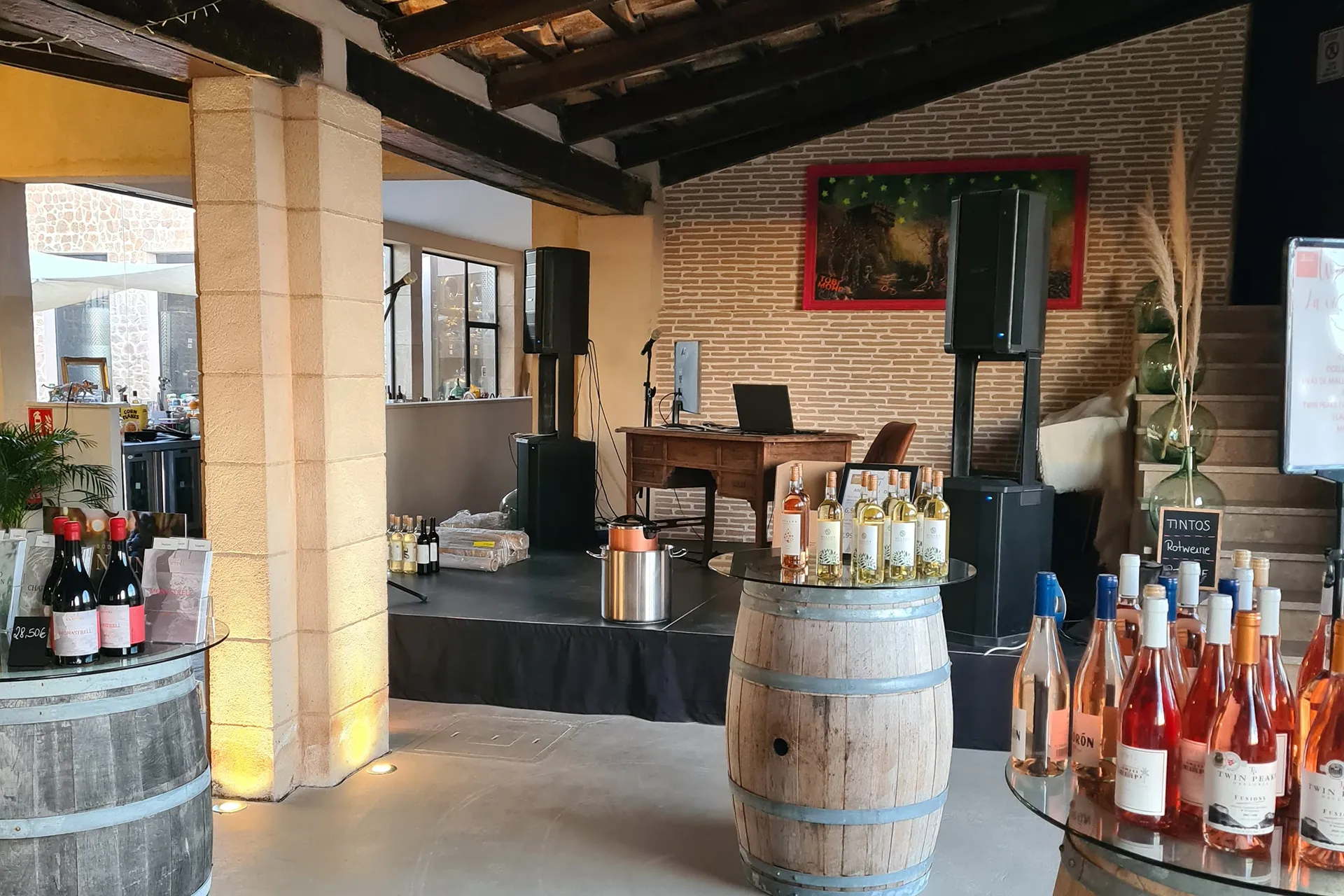 viele Weinflaschen stehen auf Weinfässern bereit für den Verkauf