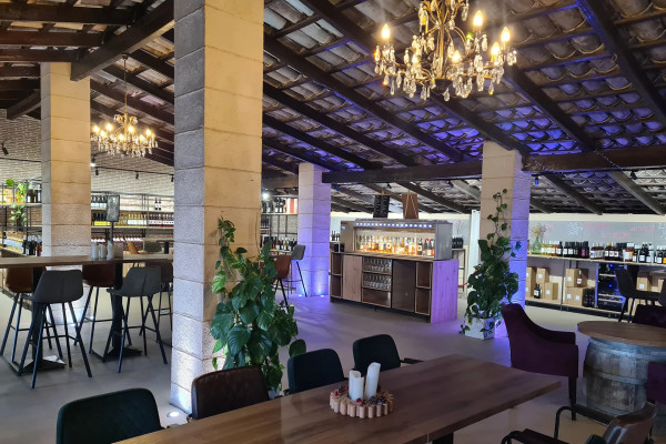 die VInothek von Château Vino de la Isla, Innenansicht