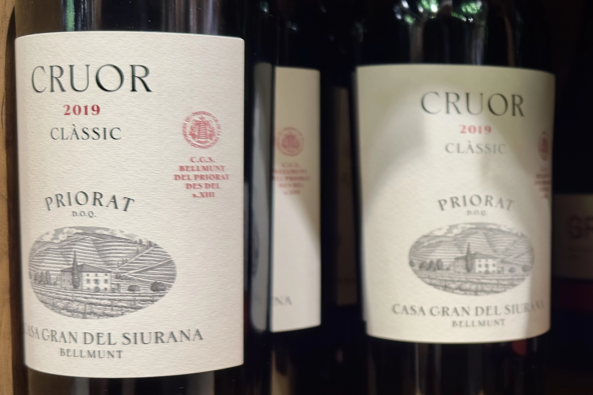 Weinflaschen in einem Supermarktregal