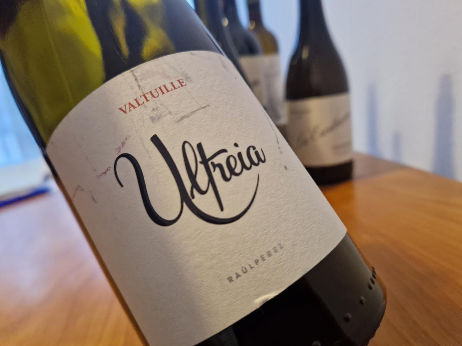 eine schräg gehaltene Flasche Wein