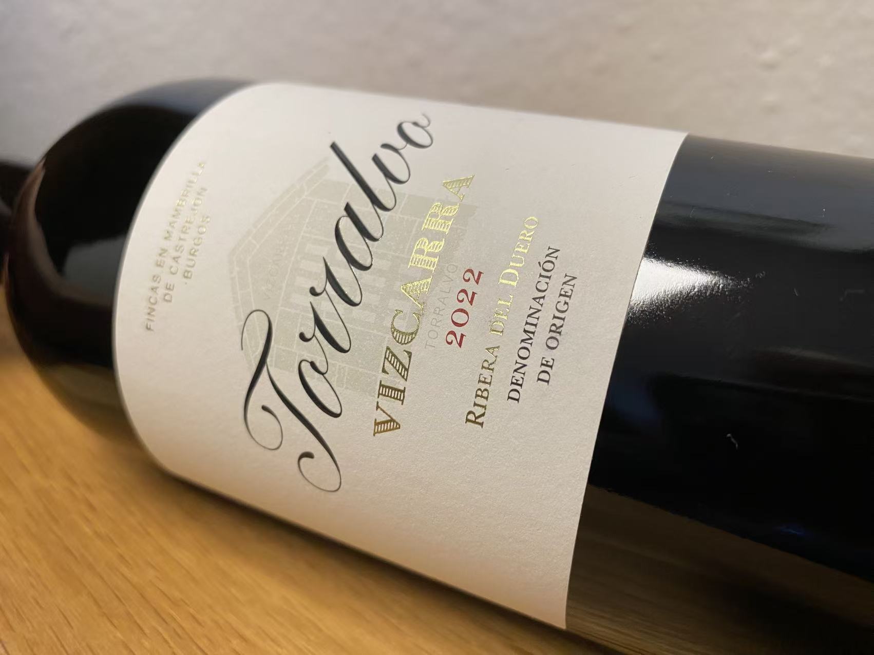 Eine Flasche Wein liegt auf dem Tisch