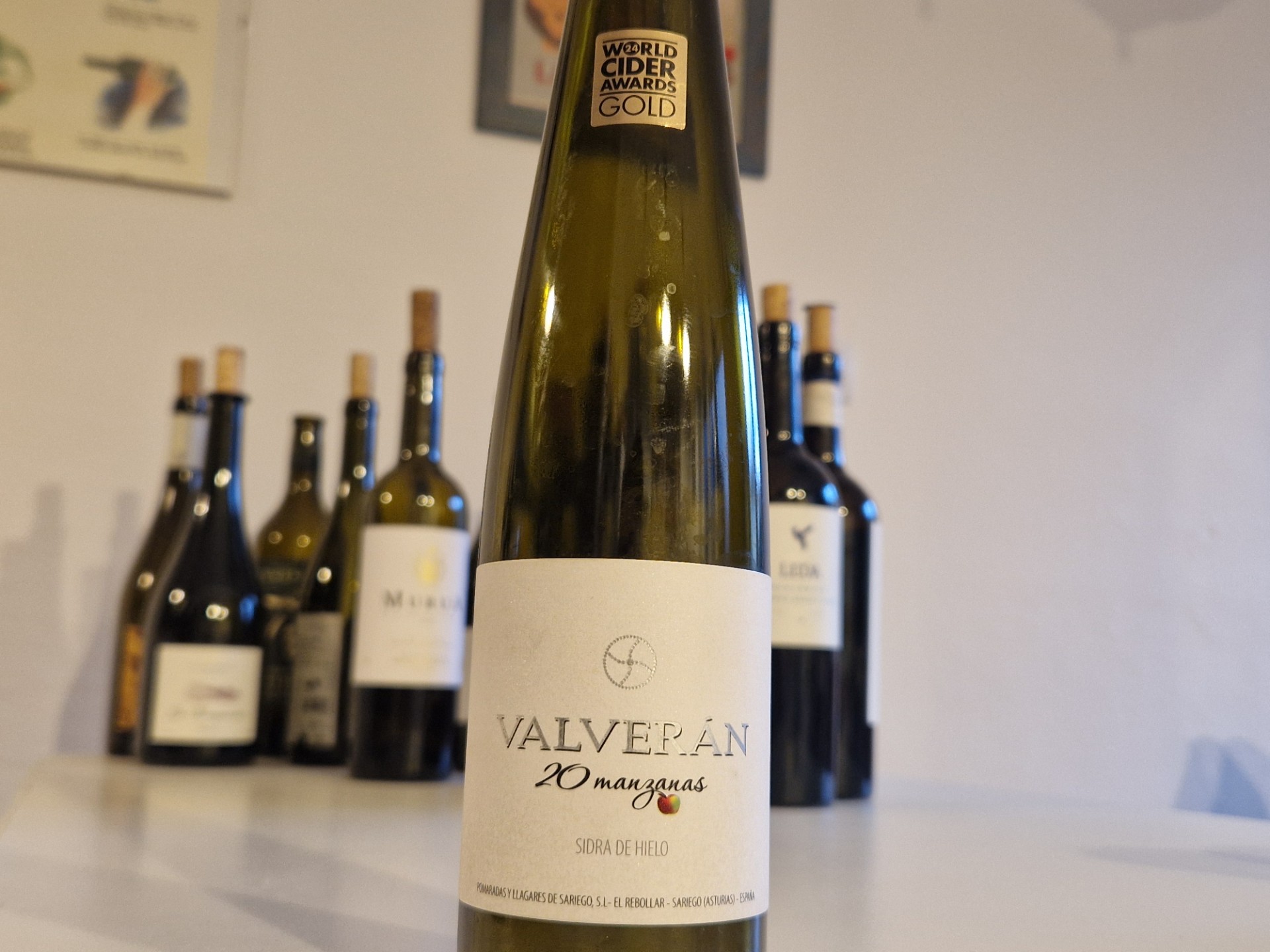 Eine Flasche Süßwein aus Äpfeln