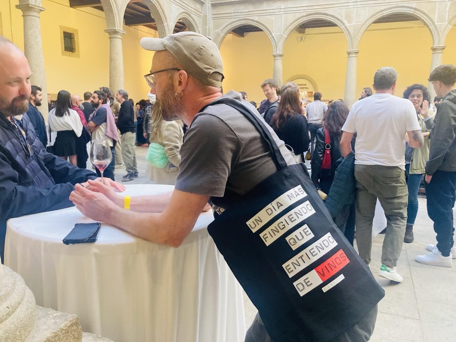 ein Mann mit einer beschrifteten Umhängetasche