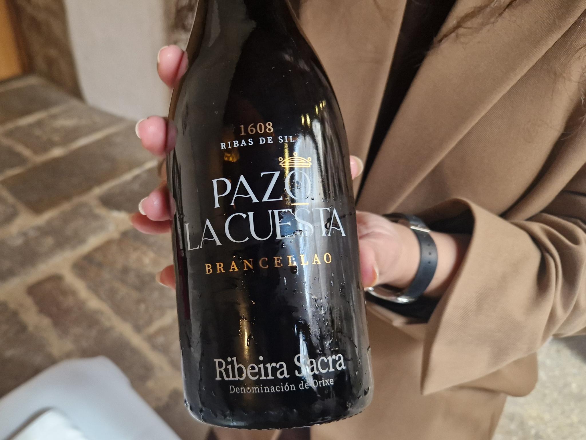 Eine Flasche Wein in den Händen einer Frau