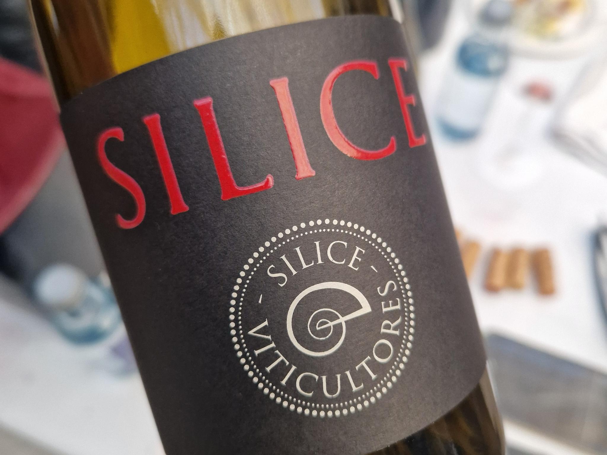 eine Flasche Rotwein