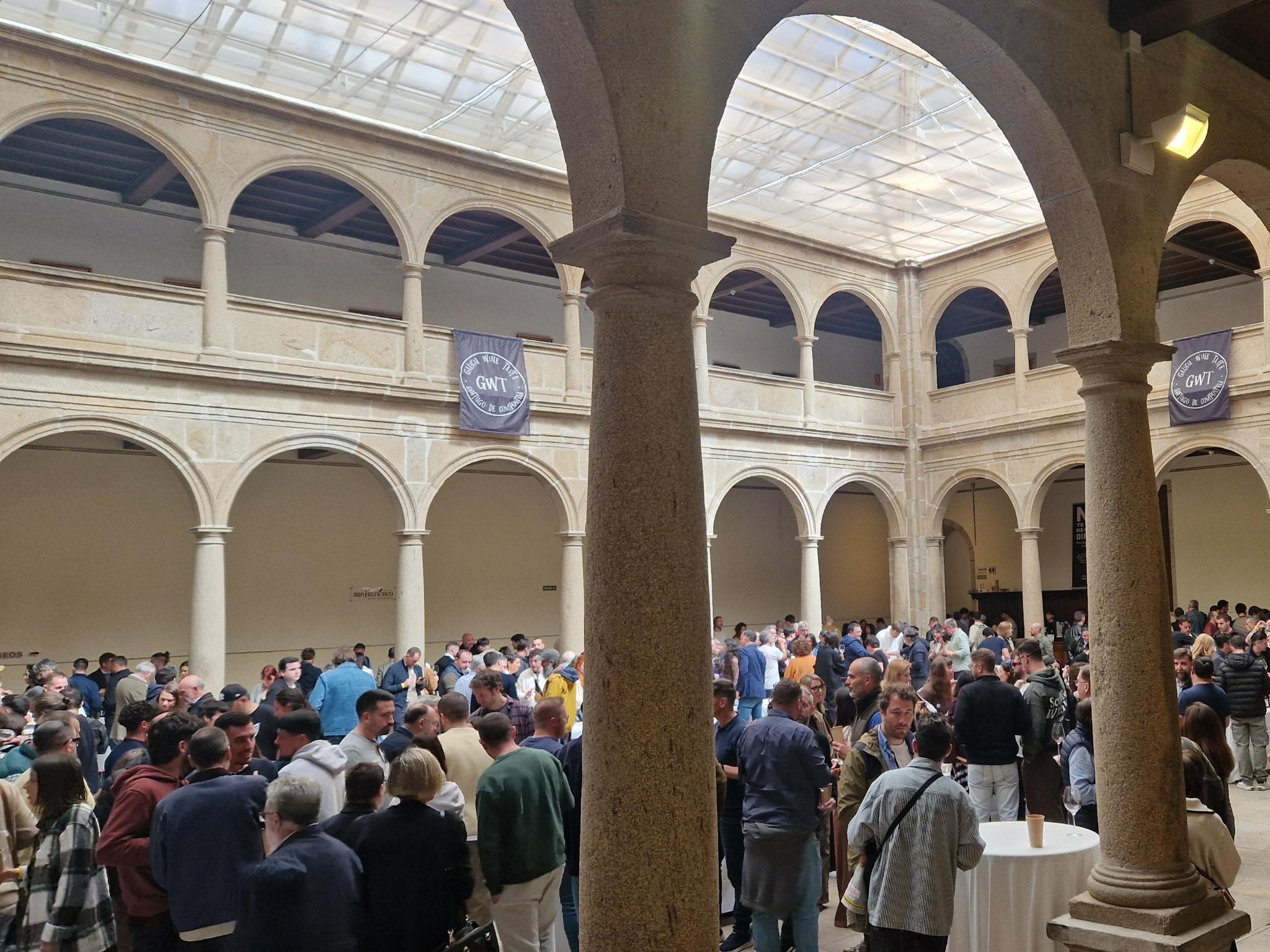 Blick auf Menschen in einem klosterähnlichen Innenhof