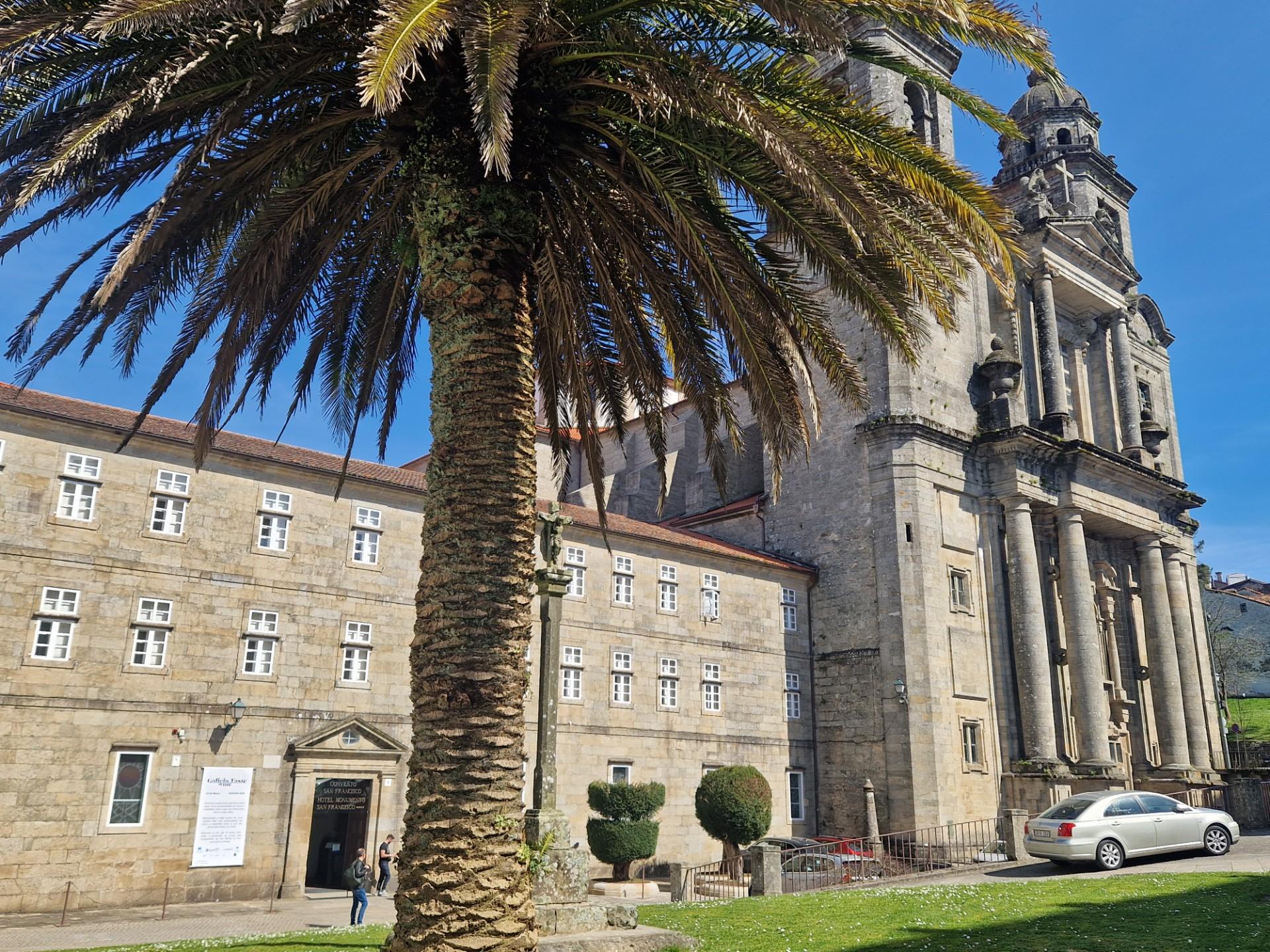 Altes Haus mit Palme und Sonnenschein