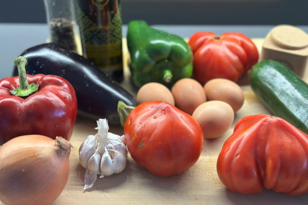 Zwiebeln, Knoblauch, Paprika, Aubergine, Eier und eine Flasche Olivenöl