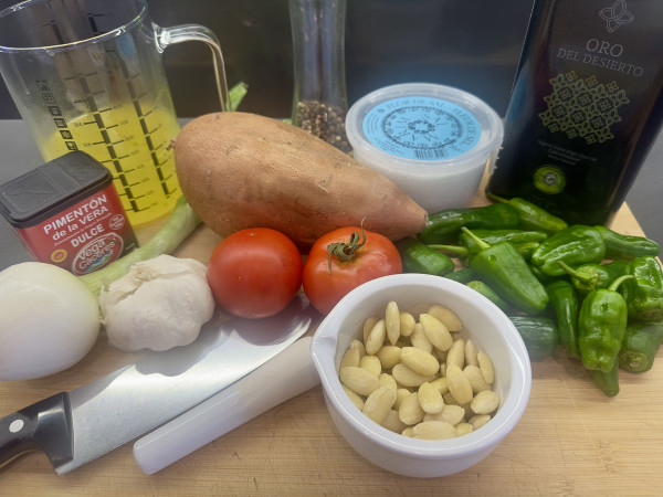 Zutaten für Süßkartoffelsuppe Rezept: Süßkartoffel, Tomaten, Pimientos, Mandeln, Pimentón de la Vera, Olivenöl