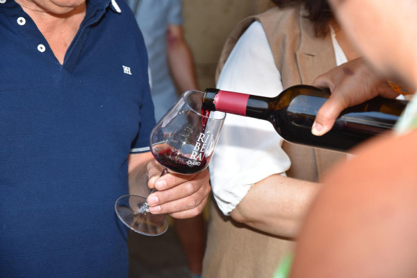 Ein Glas mit Ribera del Duero Schriftzug