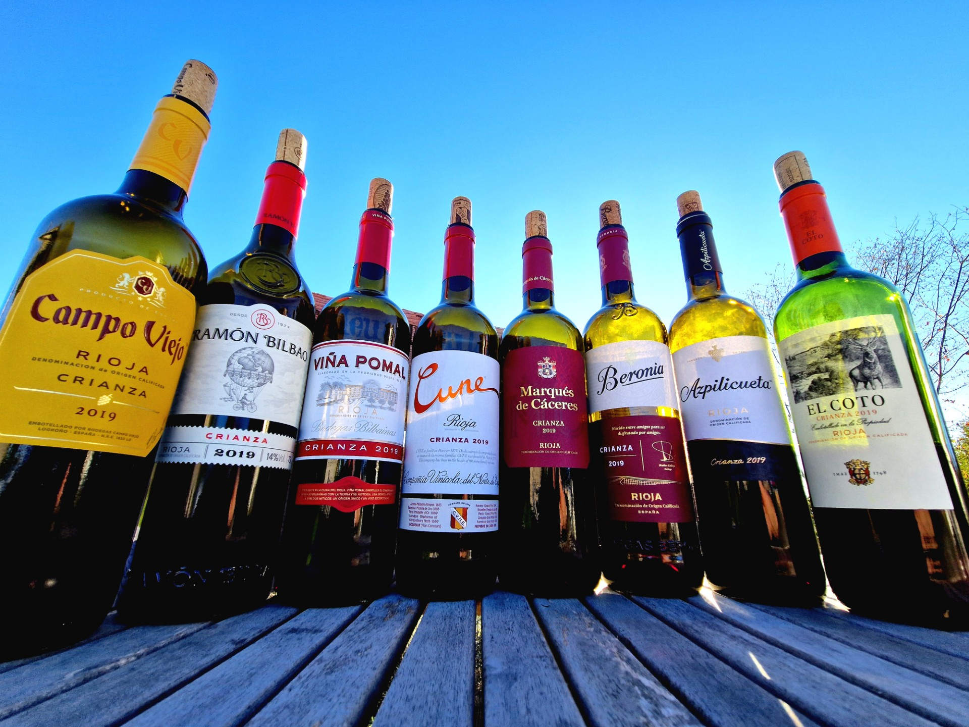 8 Flaschen Rioja Wein auf einem Tisch